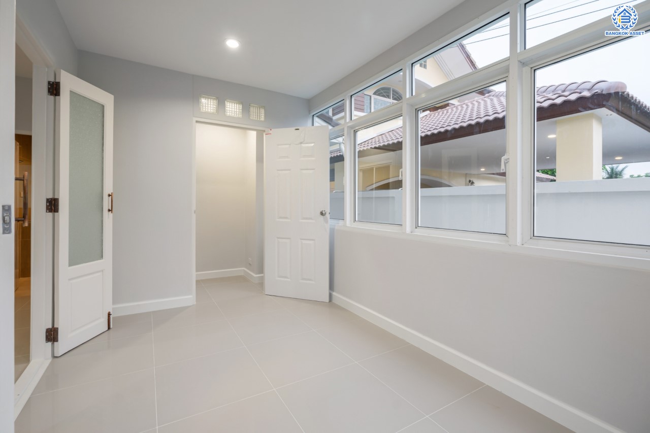 บ้านมือสองตกแต่งใหม่ ม.รัชชา2 บางใหญ่ หลังมุม เนื้อที่ 59 ตร.ว. ฟังก์ชัน 3 ห้องนอน 3 ห้องน้ำ 1 ห้องอเนกประสงค์ จอดรถได้ 2 คัน บนทำเลเชื่อมต่อถ.กาญจนาภิเษก ใกล้เซ็นทรัลเวสต์เกต ทางด่วน "กาญจนาภิเษก" และรถไฟฟ้าสายสีม่วง "สถานีตลาดบางใหญ่"